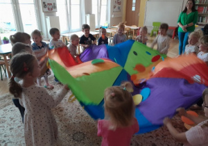 Dzieci uczestniczą w zabawach z okazji Dnia Kropki.