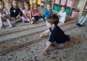 Dzieci uczestniczą w zabawach z okazji Dnia Kropki.