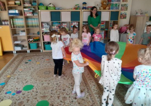 Dzieci uczestniczą w zabawach z okazji Dnia Kropki.
