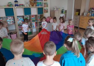 Dzieci uczestniczą w zabawach z okazji Dnia Kropki.