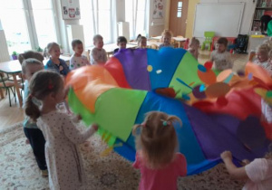 Dzieci uczestniczą w zabawach z okazji Dnia Kropki.