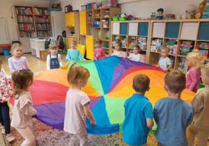 Dzieci uczestniczą w zabawach z okazji Dnia Przedszkolaka.