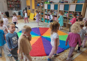 Dzieci uczestniczą w zabawach z okazji Dnia Przedszkolaka.