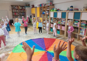 Dzieci uczestniczą w zabawach z okazji Dnia Przedszkolaka.