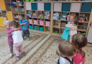 Dzieci uczestniczą w zabawach z okazji Dnia Przedszkolaka.