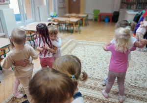 Dzieci uczestniczą w zabawach z okazji Dnia Przedszkolaka.