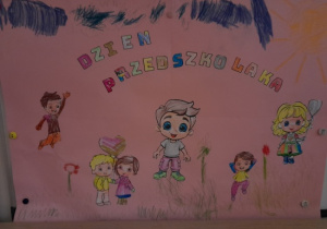 Dzieci uczestniczą w zabawach z okazji Dnia Przedszkolaka.