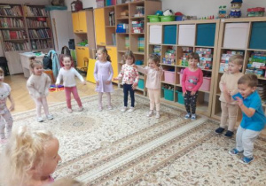 Dzieci uczestniczą w zabawach z okazji Dnia Przedszkolaka.
