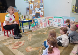Dzieci uczestniczą w lekcji bibliotecznej.