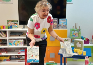 Dzieci uczestniczą w lekcji bibliotecznej.
