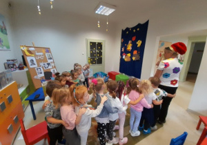 Dzieci uczestniczą w lekcji bibliotecznej.