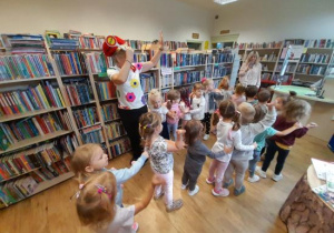 Dzieci uczestniczą w lekcji bibliotecznej.