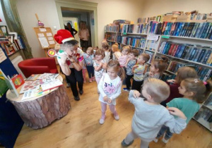 Dzieci uczestniczą w lekcji bibliotecznej.