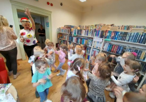 Dzieci uczestniczą w lekcji bibliotecznej.