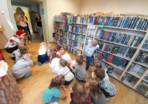 Dzieci uczestniczą w lekcji bibliotecznej.