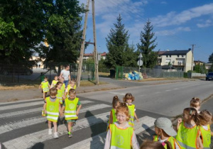 Dzieci ćwiczą prawidłowe przechodzenie przez jezdnię.