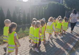 Dzieci ćwiczą prawidłowe przechodzenie przez jezdnię.