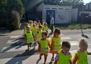 Dzieci ćwiczą prawidłowe przechodzenie przez jezdnię.