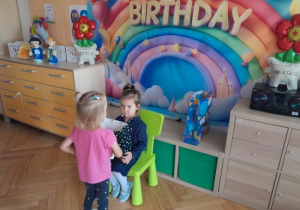 Dzieci składają życzenia.