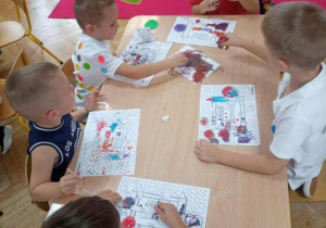 Praca plastyczna z kropkami w roli głownej.