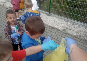 Dzieci segregują odpady.