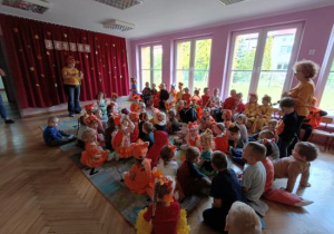 Dzieci czekają na rozpoczęcie balu.
