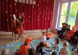 Głośne czytanie opowiadania o wesołym Ryjku i jego jesiennej przygody.