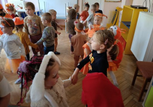 Tańce przy muzyce.