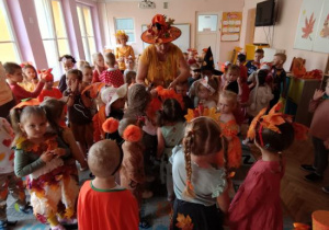 Dzieci losują zagadki z koszyka.
