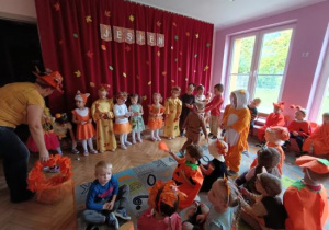 Wspólne odgadywanie jesiennych zagadek.