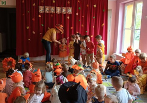 Wspólne odgadywanie jesiennych zagadek.