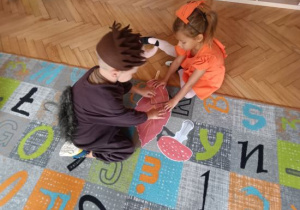 Układanie puzzli na czas.