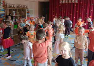 Improwizacje ruchowe z bibułką do utworu "Jesień" A. Vivaldiego