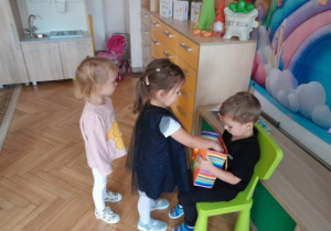 Dzieci składają życzenia.
