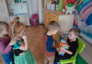 Dzieci składają życzenia.