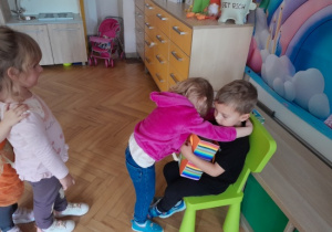 Dzieci składają życzenia.