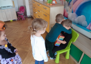 Dzieci składają życzenia.