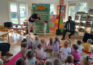 Dzieci biorą udział w koncercie.