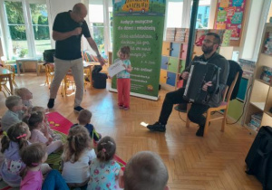 Dzieci biorą udział w koncercie.