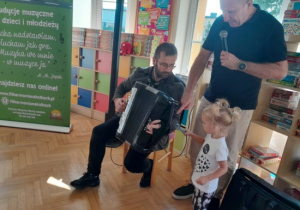 Dzieci biorą udział w koncercie.