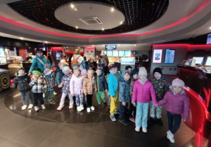 Grupowe zdjęcie pamiątkowe w kinie.