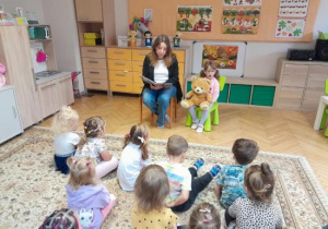 Mama czyta dzieciom