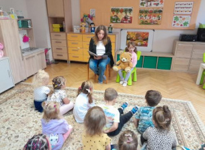Czytanie na przedszkolnym dywanie