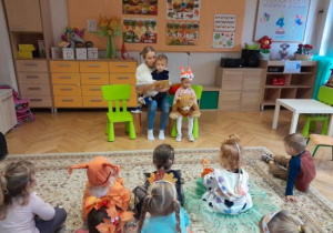 Mama czyta dzieciom