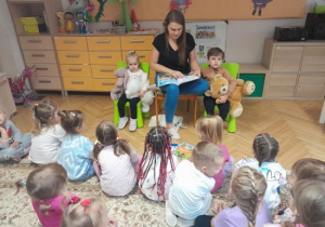 Mama czyta dzieciom