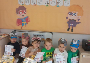 Chłopcy z dyplomami i upominkami.