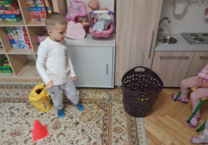 Chłopiec pokonuje tor przeszkód.