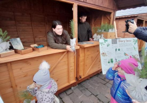 Dzieci odbierają sadzonki drzew.