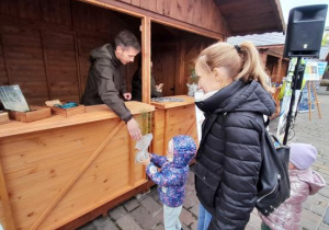 Dzieci odbierają sadzonki drzew.