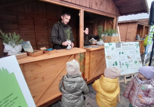 Dzieci odbierają sadzonki drzew.